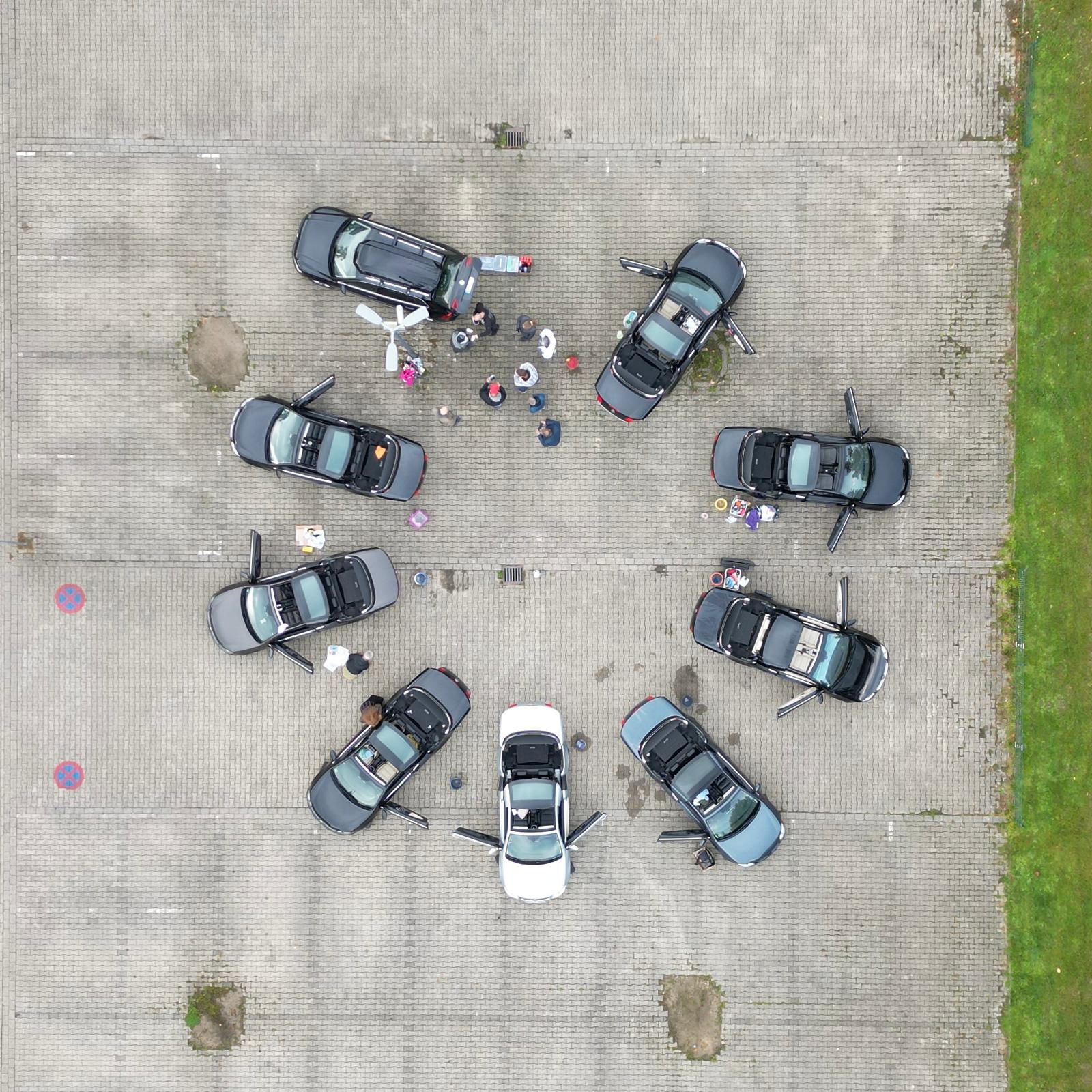 VW Eos Cabrios in Kreisformation auf DeleoX Werkstattgelände - Spezialist für Cabrio-Dächer in Staig