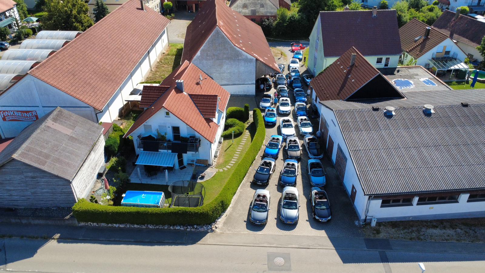 DeleoX Werkstatt Luftaufnahme mit professionell aufgereihten VW Eos Fahrzeugen - Spezialist in Staig